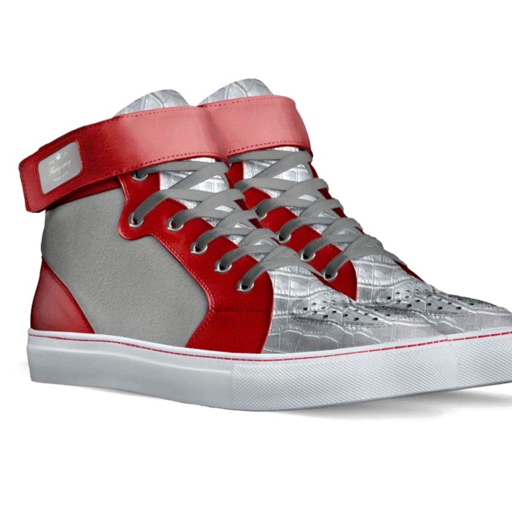 This shoe is easily recognizable thanks to the ankle strap and the perforations.